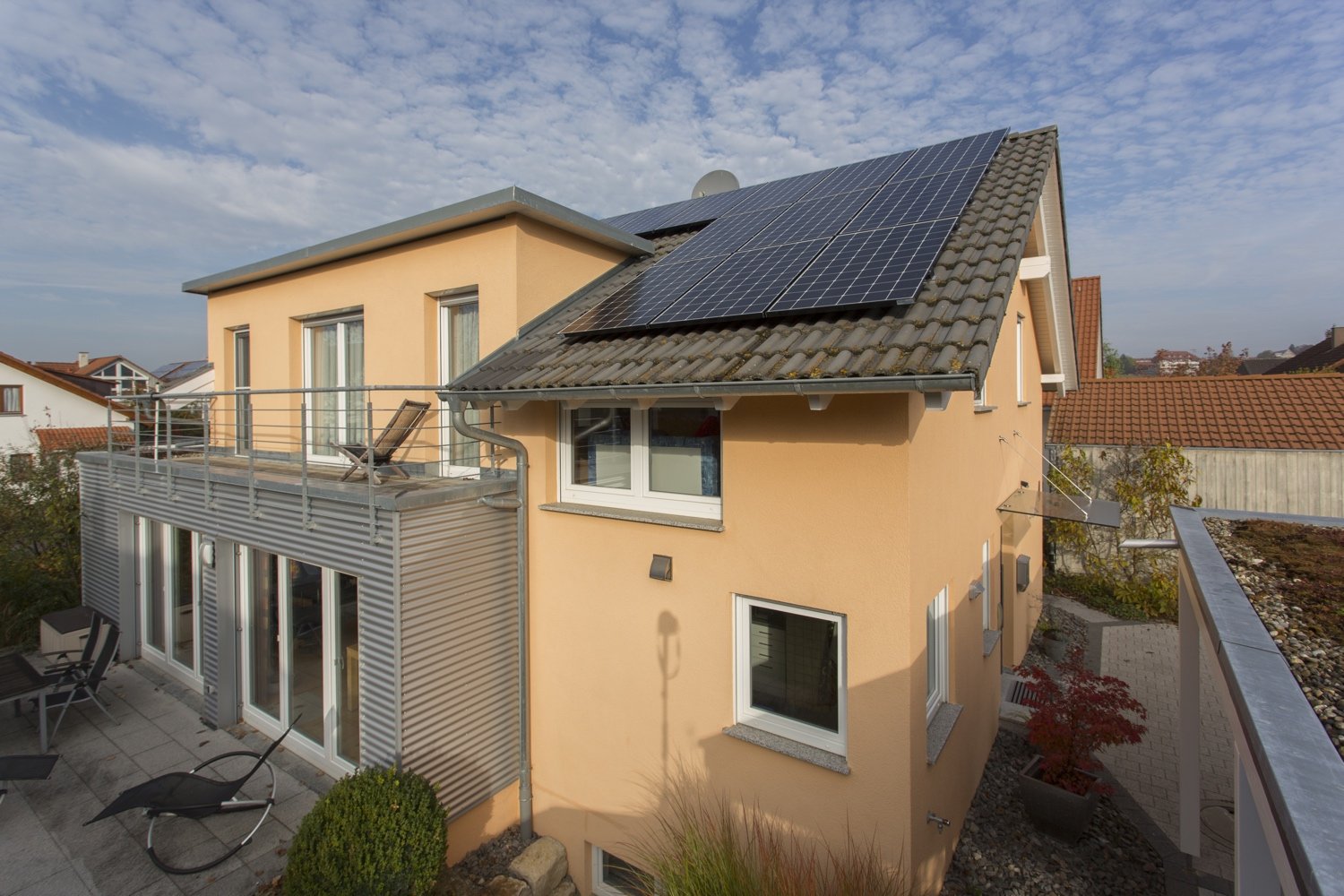 Photovoltaikanlage auf kleinem Dach und Stromspeicher in Gomaringen