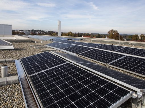 Photovoltaikanlage auf dem Flachdach des Zollernalb Klinikums Balingen